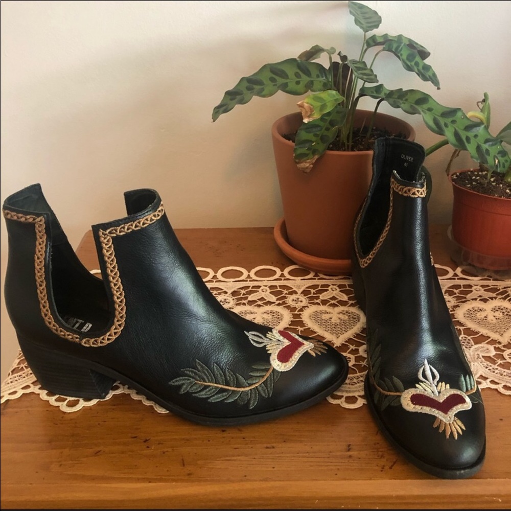 Silent D Oliver embroidered leather black bootie